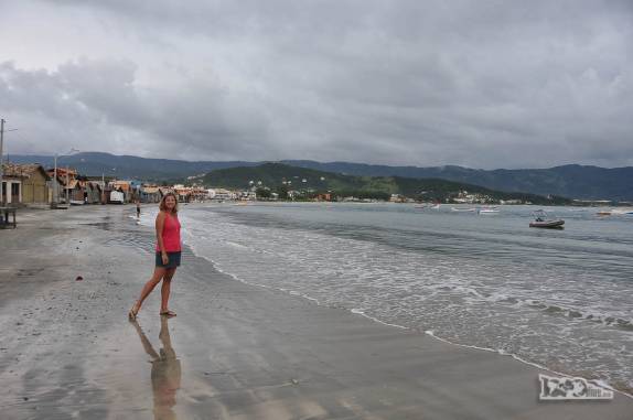 Dia nublado na praia central de Garopaba, litoral sul de Santa Catarina